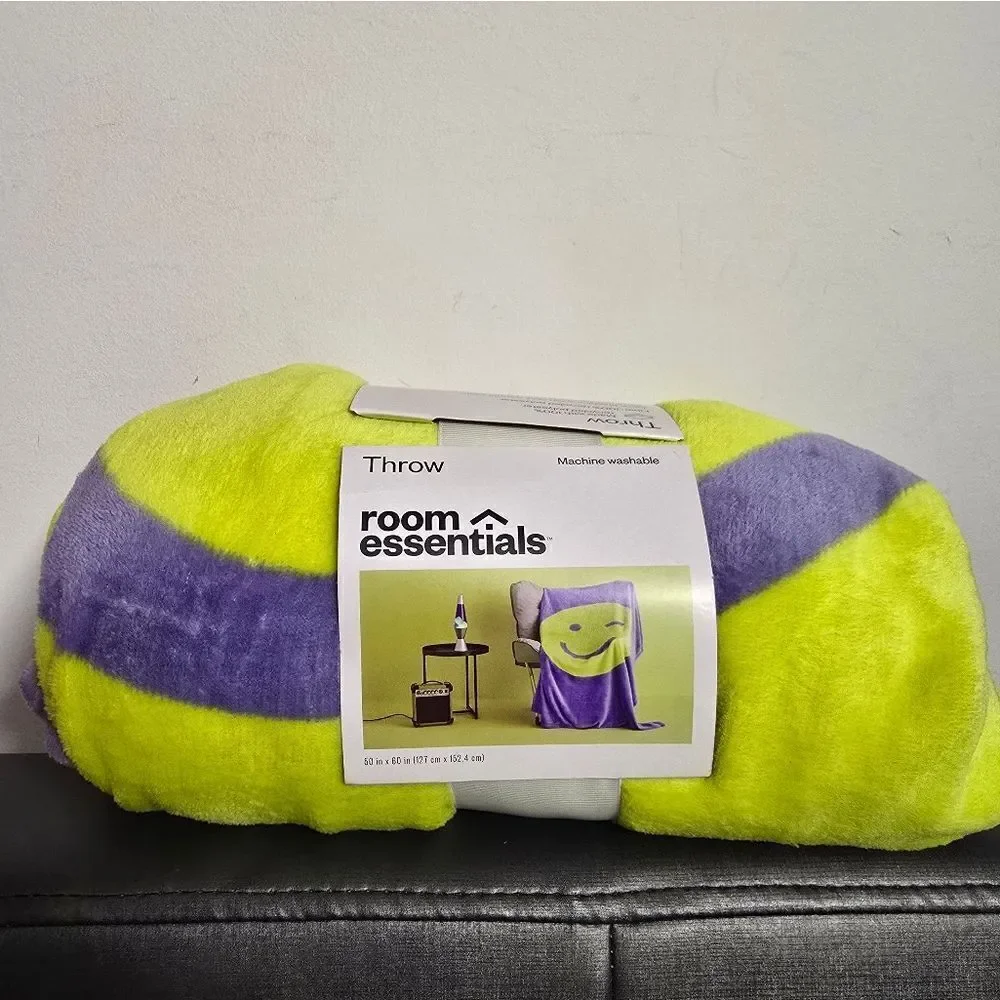 New Smiley Chartreuse Flutter Throw Blanket Room Essentials 50×60